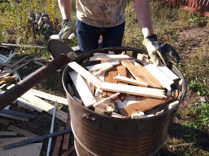 biohiilen poltto tynnyrissä.
