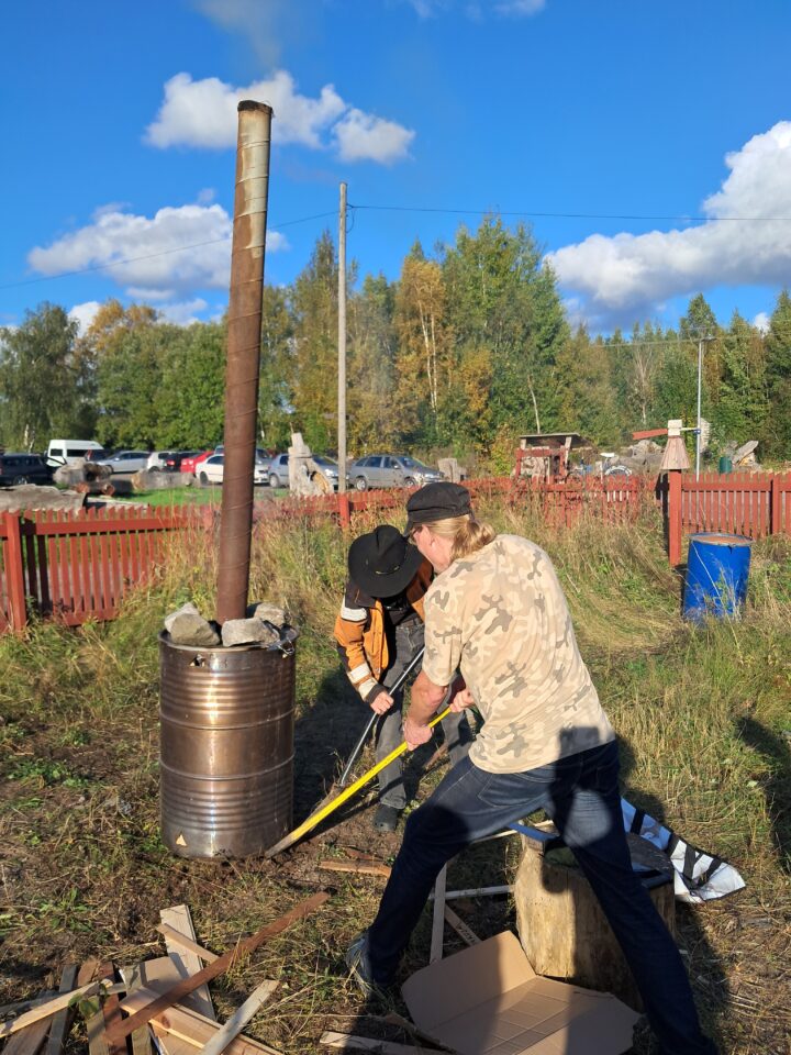 biohiilen poltto tynnyrissä.