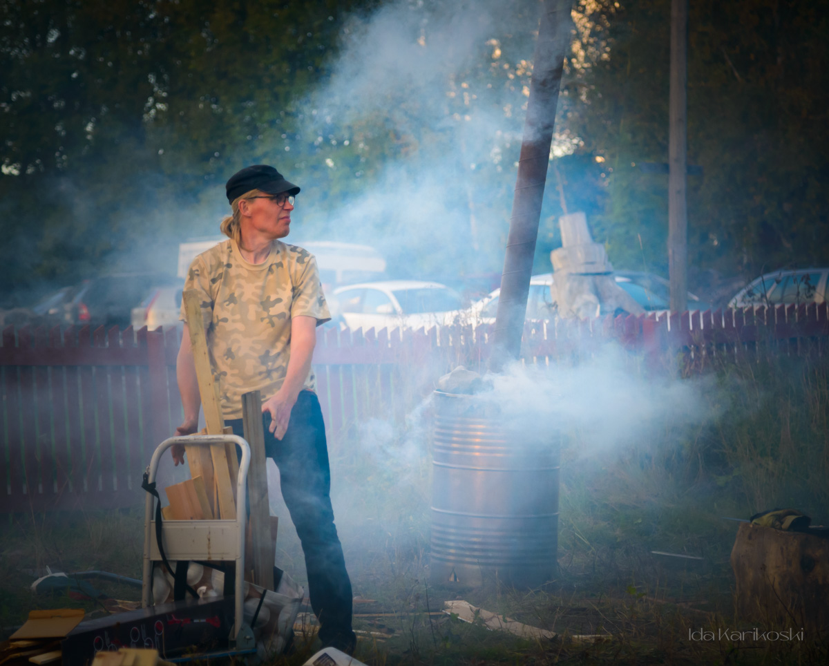 Visa suonpää ja hiiletin josta nousee savua. 