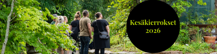 Opastusryhmä ulkopuutarhassa