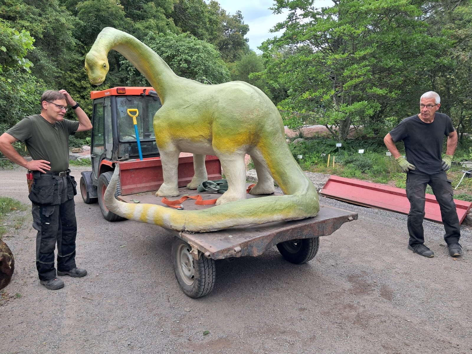 Dinosaurus traktorin kyydissä.