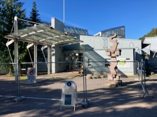 rakennustyömaaaita sisäänkäynnin ympärillä.