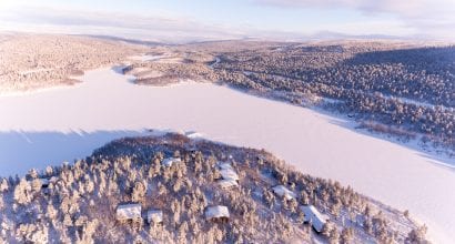 Kaunis talvinen ilmakuva. Aseman rakennukset ja Kevojärvi ympäristöineen.