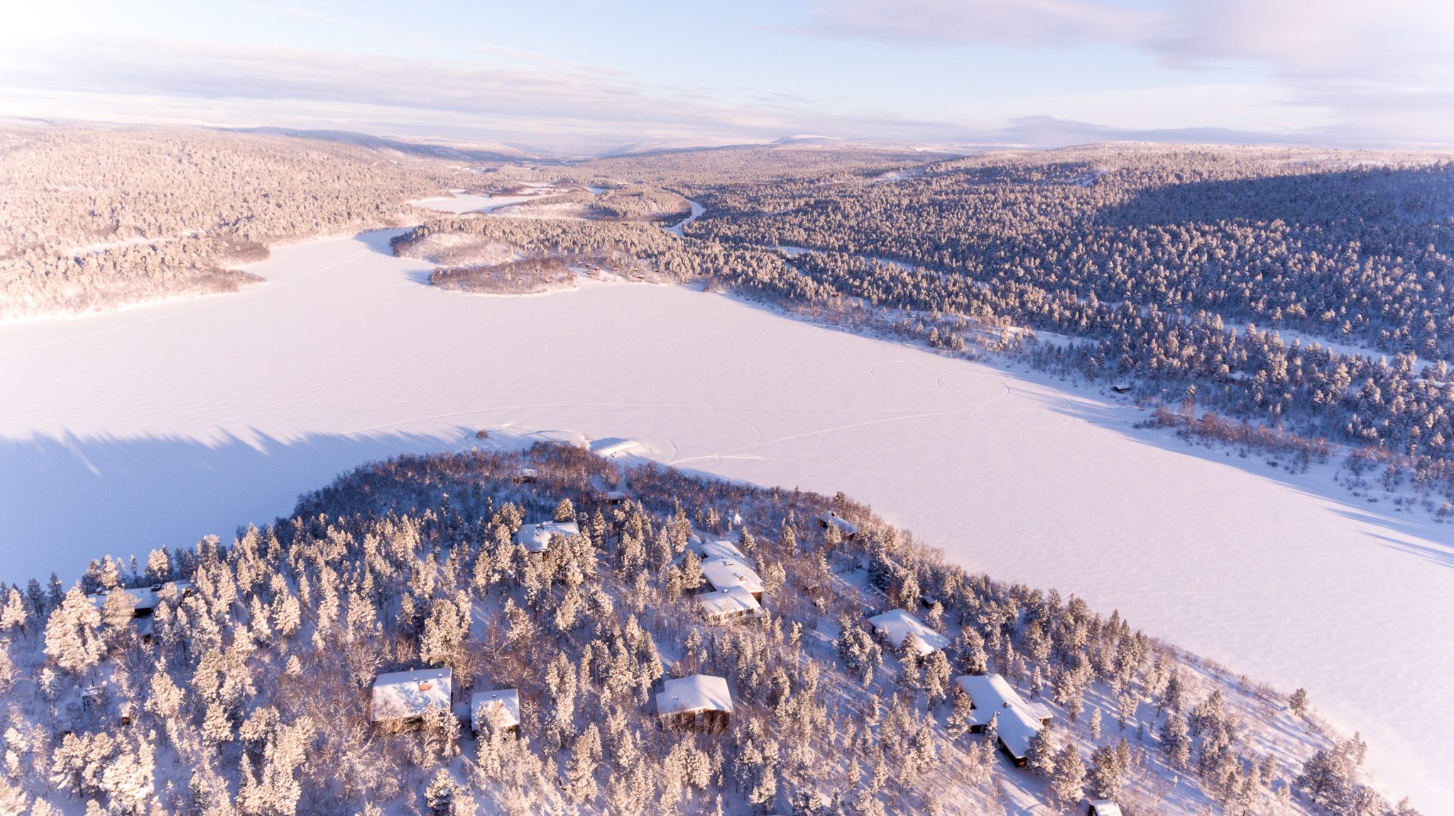 Kaunis talvinen ilmakuva. Aseman rakennukset ja Kevojärvi ympäristöineen.