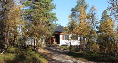 Aseman päärakennus ruska-aikaan