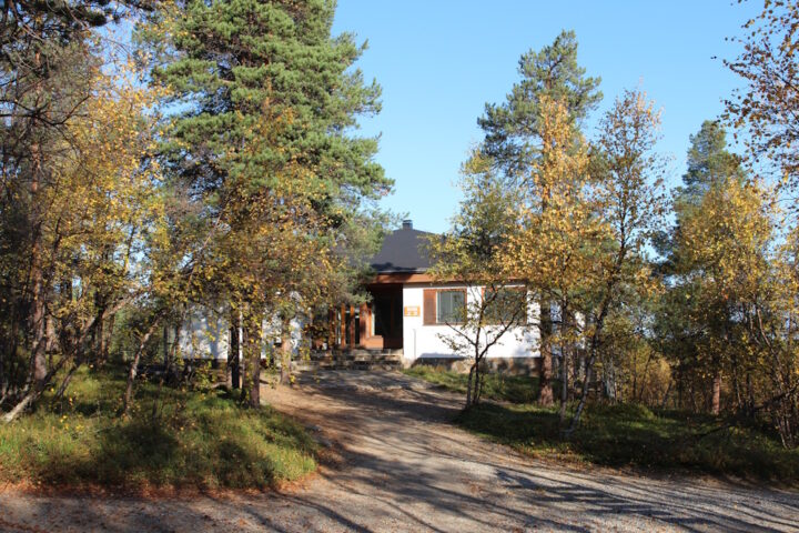 Aseman päärakennus ruska-aikaan