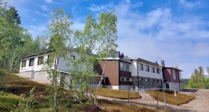 laboratoriorakennus aurinkoisena kesäpäivänä