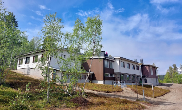 laboratoriorakennus aurinkoisena kesäpäivänä