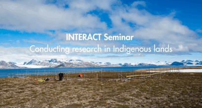 Tutkimusaitaus rantavarvikossa, taustalla lumisia vuoria