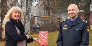 kahden henkilön tapaaminen yliopiston pihalla