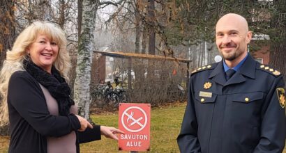 kahden henkilön tapaaminen yliopiston pihalla