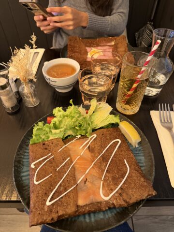 Crêpes and drinks at a restaurant.