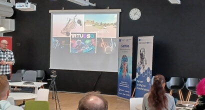 Yleisnäkymä työpajasta, jossa ensimmäinen esiintyjä pitää esitystään.