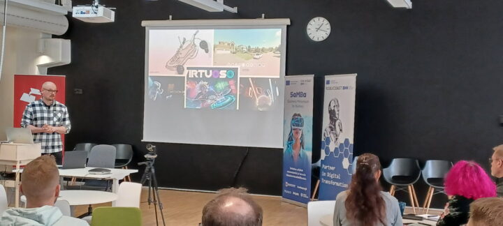 Yleisnäkymä työpajasta, jossa ensimmäinen esiintyjä pitää esitystään.