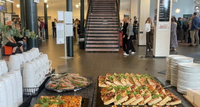 Yleisnäkymä yritysmessuilta 10.9 Porin yliopistokeskuksen aulasta. Etualalla tilaisuuden tarjoilut.