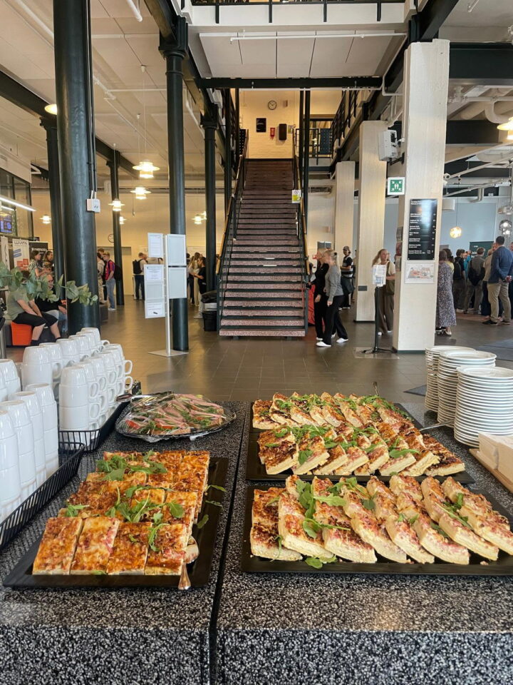 Yleisnäkymä yritysmessuilta 10.9 Porin yliopistokeskuksen aulasta. Etualalla tilaisuuden tarjoilut.