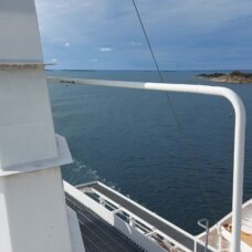 Näkymä merelle horisonttiin laivan kannelta katsottuna.