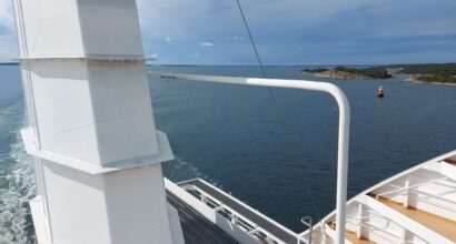 Näkymä merelle horisonttiin laivan kannelta katsottuna.