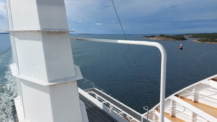 Näkymä merelle horisonttiin laivan kannelta katsottuna.