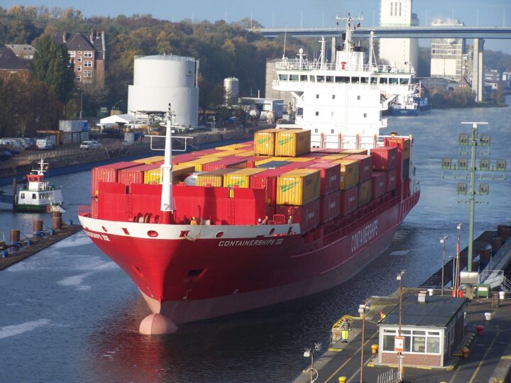 Konttilaiva Kielin kanavassa