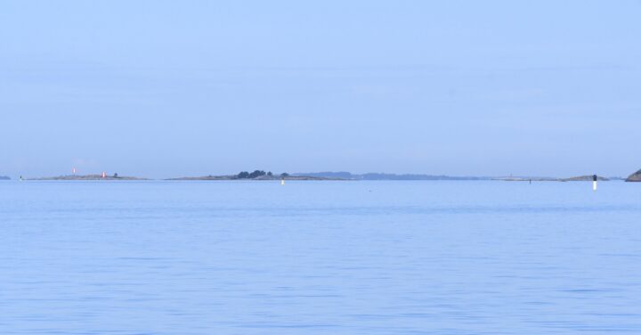 Utuinen aava meri horisontissa saaria ja merimerkkejä