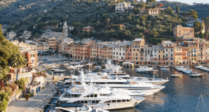 Aurinkoisessa Portofinon satamassa luksusjahteja