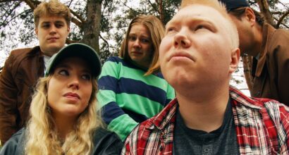 Turun kauppakorkeakoulun Porin yksikön hakumarkkinointikampanjan kuva: ryhmä opiskelijoita.
