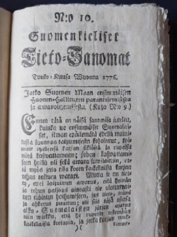 Sanomalehden Suomenkieliset Tieto-Sanomat etusivu vuodelta 1776. Kirjoitettu fraktuuralla.