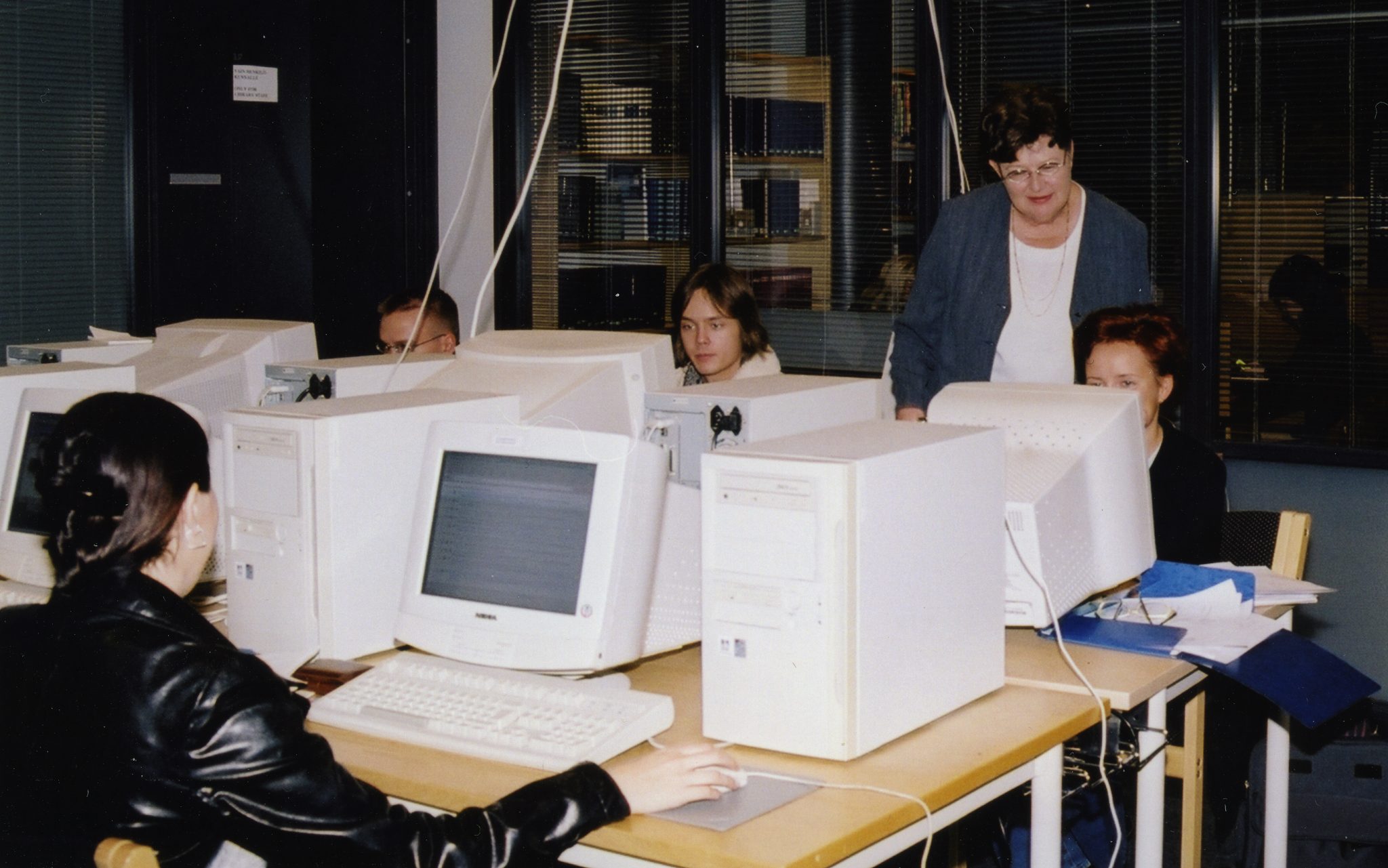 Opiskelijoita kirjaston opetuksessa tietokoneiden äärellä 1990-luvulla.