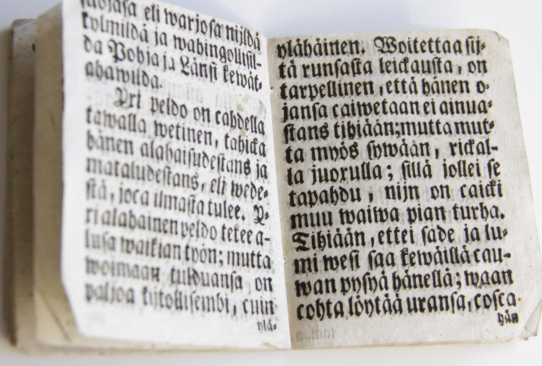 Vuoden 1758 almanakasta ote, jossa kirjoitetaan maanviljelyksestä. Fonttina fraktuura.