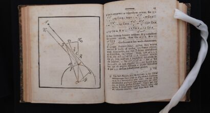 A spread of pages of a dissertation. Geometrical shapes on the left side and text on the right side.