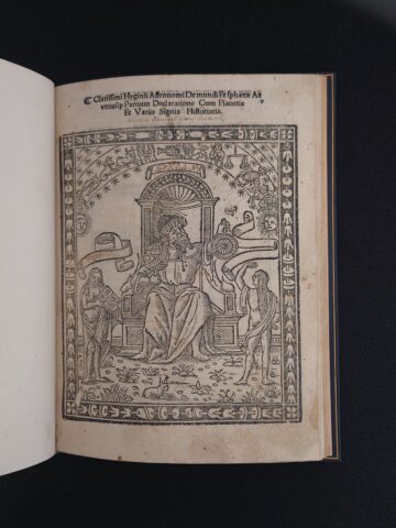 The picture shows the title page of the book. The title of the work is printed at the top of the page and is followed by a woodcut almost the size of a full page. The drawing shows an astronomer sitting in the middle, holding astronomical instruments, with a woman on his left and a man on his right. Above the astronomer's head, the sun, moon and constellations are shown in a celestial arc.