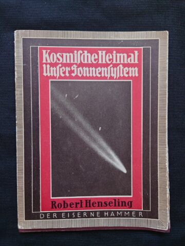 The cover of Kosmische Heimat. The cover shows a picture of a comet in the middle. Above and below it are the name of the book, the author's name and the series to which the work belongs. The cover has black and white, black and red frames, one inside the other.