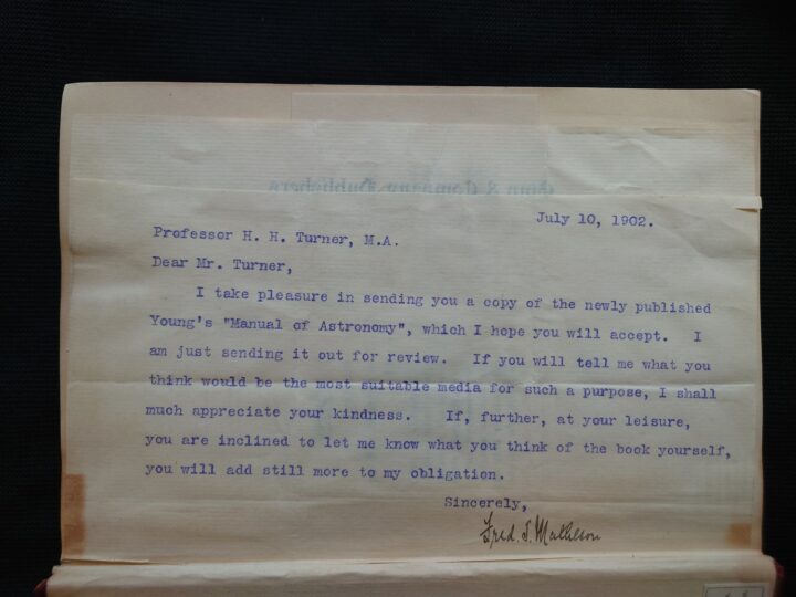 Kuvassa on kirjan sivulle liimattu kirjoituskoneella kirjoitettu kirje. Muste on violettia. Kirje on päivätty ”july 10, 1902.” (10.7.1902). Kirje on osoitettu professori H. H. Turnerille ja sen on allekirjoittanut Fred J. Matheson.