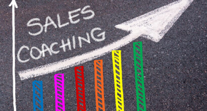 Sales coaching -teksti diagrammin yläpuolella olevan yöspäin suuntaavan nuolen päällä. Nuolen alla eri värisiä palkkeja.