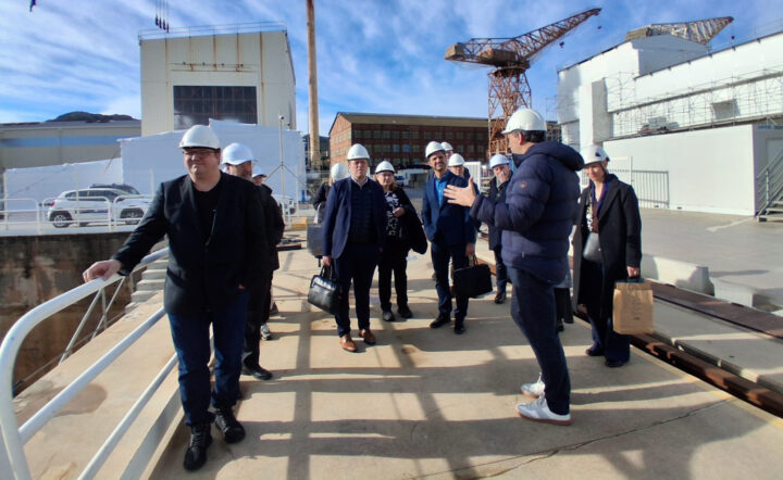 Ihmisiä keskustelemassa telakalla ulkona