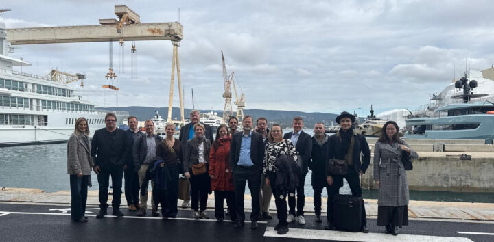 Yhteiskuva ihmisistä telakalla ulkona