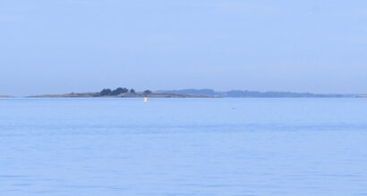 Aava utuinen merimaisema horisontissa saaria ja merimerkkejä