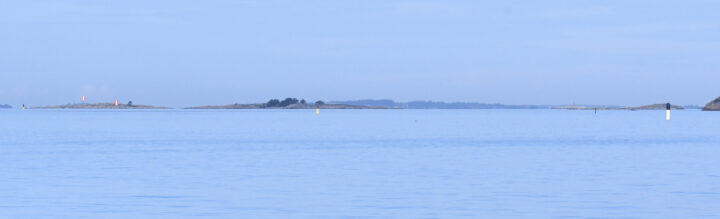 Aava utuinen merimaisema horisontissa saaria ja merimerkkejä