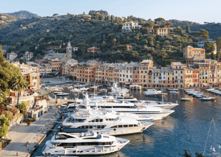 Luksusjahteja Portofinon aurinkoisessa satamassa