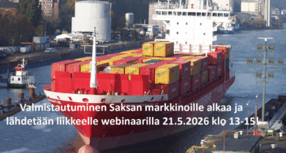 Konttilaiva Kielin kanavassa ja kuvan päällä valkoinen teksti Valmistautuminen Saksan markkinoille alkaa ja lähdetään liikkeelle webinaarilla 21.5.2026 klo 13-15!