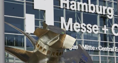 Kuva Hampurin messuhallin edustalta, jossa näkyy osittain suuri potkuri