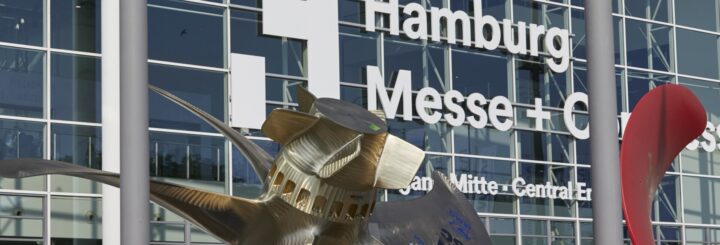 Kuva Hampurin messuhallin edustalta, jossa näkyy osittain suuri potkuri