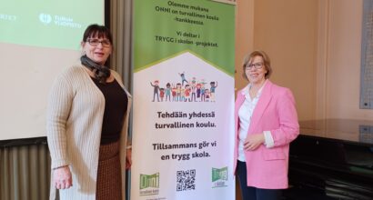 ONNI-hankkeen johtaja, professori Eila Lindfors ja opetusministeri Anna-Maja Henriksson ONNI-hankkeen roll-upin molemmin puolin.