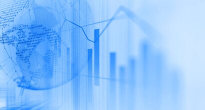 Sininen kuva jossa näkyy taustalla pylväsdiagrammeja ja kartta.