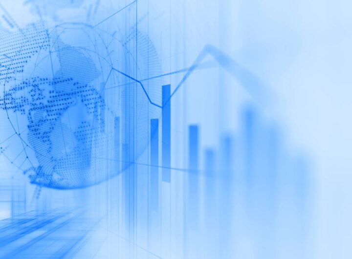 Sininen kuva jossa näkyy taustalla pylväsdiagrammeja ja kartta.