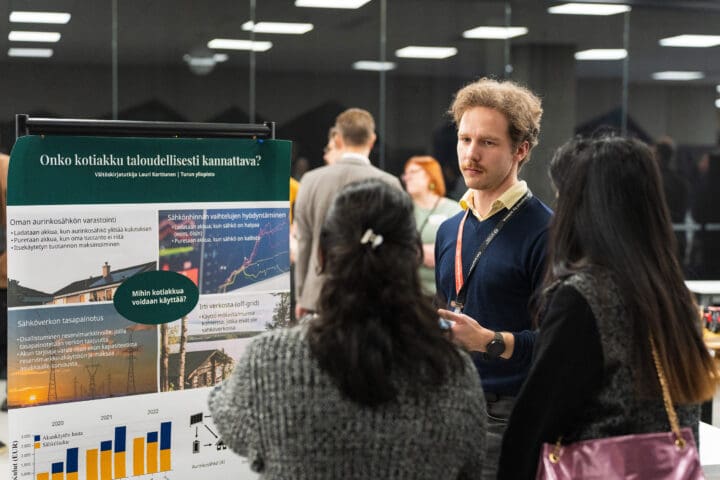 Turun yliopiston väitöskirjatutkija Lauri Karttunen esittelee kotiakkujen käyttökohteita kahdelle osallistujalle.