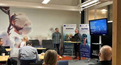 Yleisnäkymä työpajasta, kaksi henkilöä pitämässä esitystä.