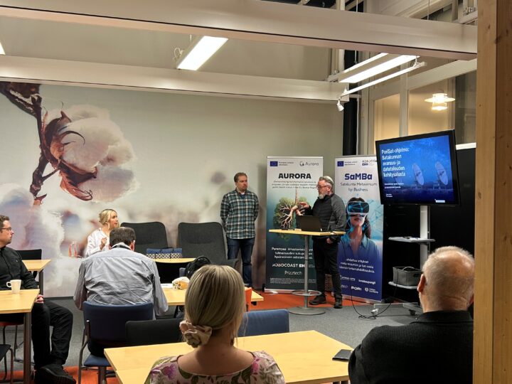 Yleisnäkymä työpajasta, kaksi henkilöä pitämässä esitystä.