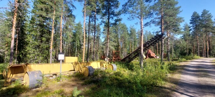 Vanhoja turpeennostokoneita turvemuseolla.